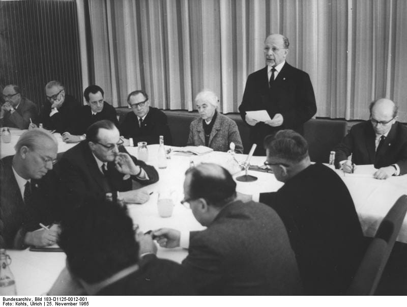 (Example stock image) Bundesarchiv Bild 183-D1125-0012-001, Berlin, Empfang von Schriftstellern